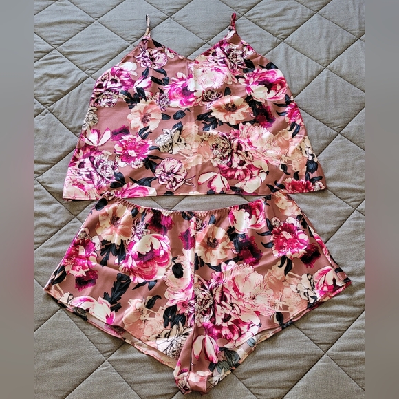 VICTORIA'S SECRET Floral shorts/cami pajama set - Picture 1 of 4